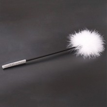 Стек с ручкой из кристаллов и пуховкой на конце, цвет белый, TPK-0307, из материала перья, длина 40 см., со скидкой