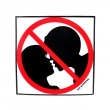 Сувенирный значок «No Kissing» самоклеящийся, С152, из материала бумага, цвет белый, длина 19 см., со скидкой