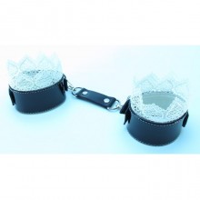 Изысканные наручники с кружевом «BDSM Light» от компании БДСМ Арсенал, цвет черный, размер OS, 810006ars, из материала кожа, длина 25.5 см., со скидкой